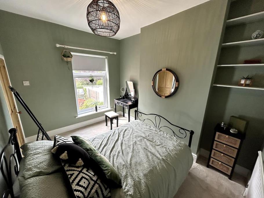 Two Bed Charming Holiday home Crewe